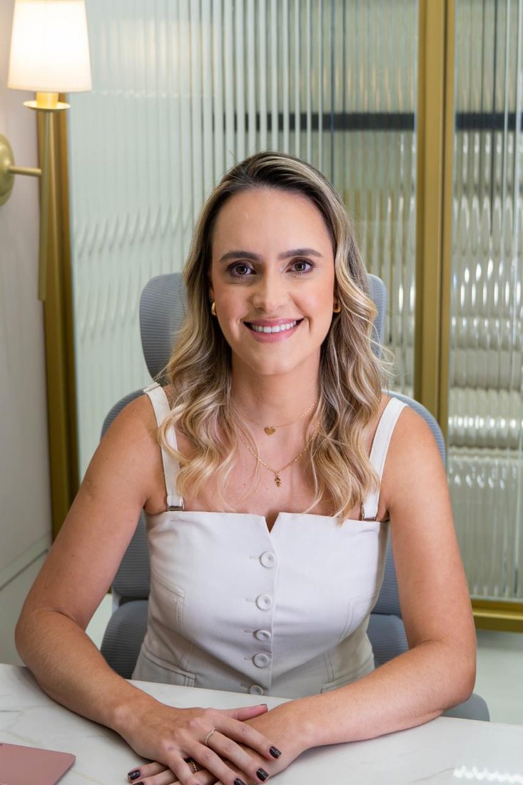Dra. Marianne Dias Rezende em seu consultório em Sinop